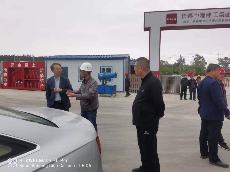 7.段总、、杨总现场听取工程进度汇报.jpg