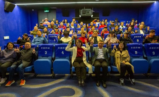 6.南山运营公司组织开展业主举行观影活动_副本.jpg